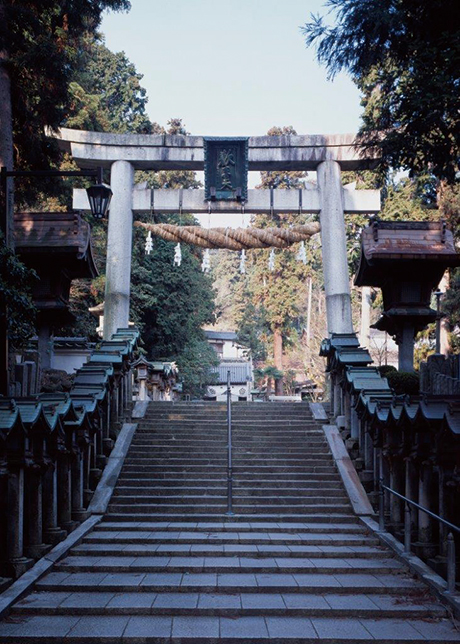 宝山寺-石畳の参道と一の鳥居