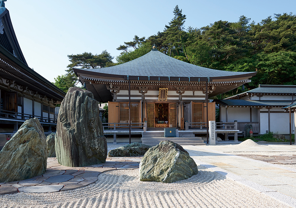 摩耶山天上寺-摩耶夫人堂と「摩耶創生之庭」（石庭）