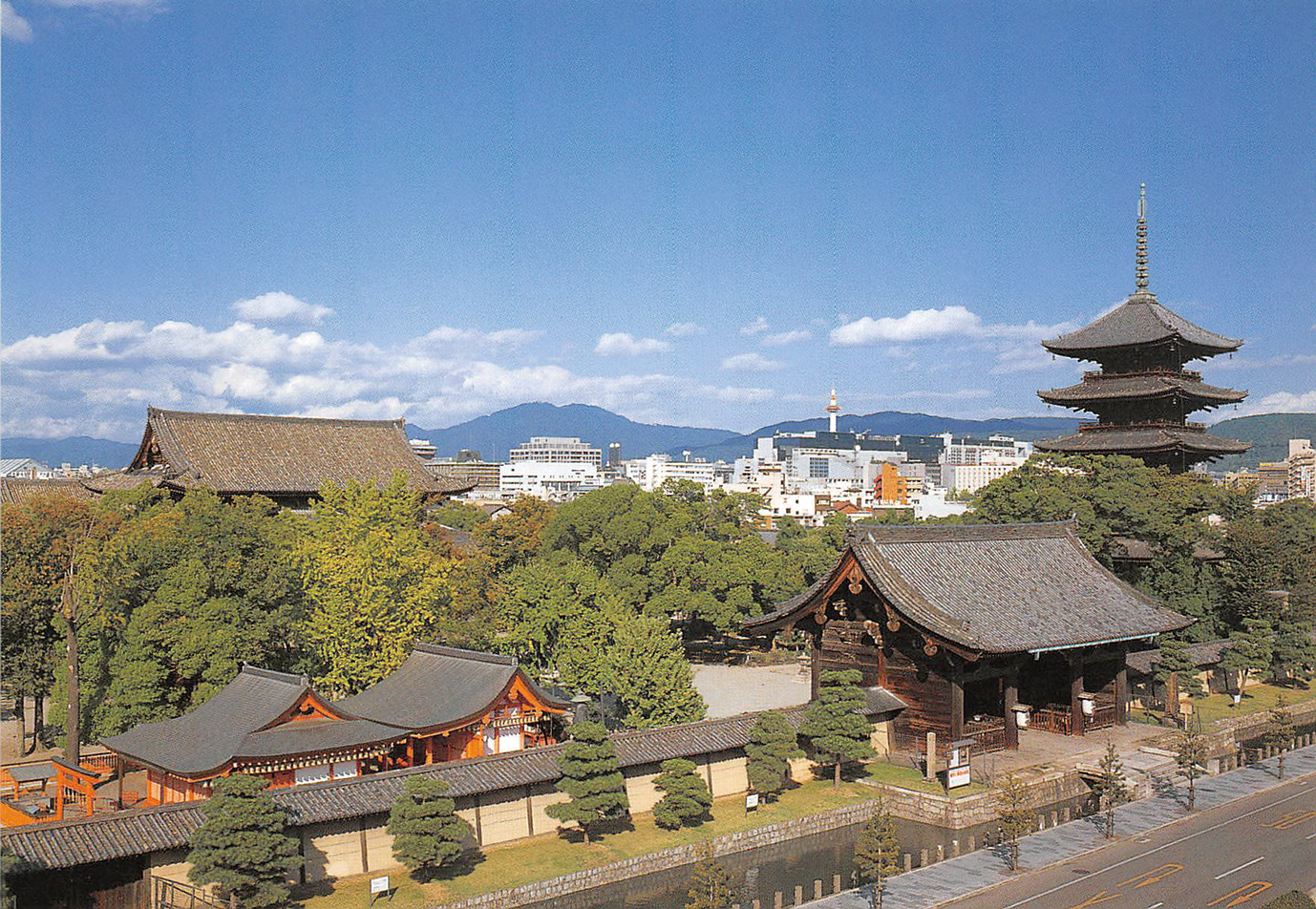 東寺（教王護国寺）-南大門側から見た境内