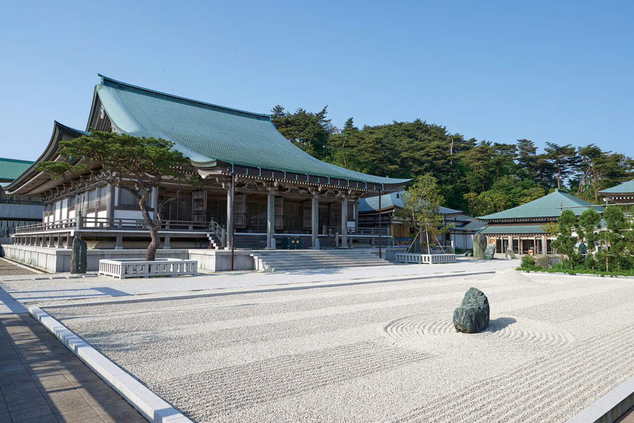 摩耶山天上寺-金堂と「仙人来朝之庭」-（枯山水石庭）