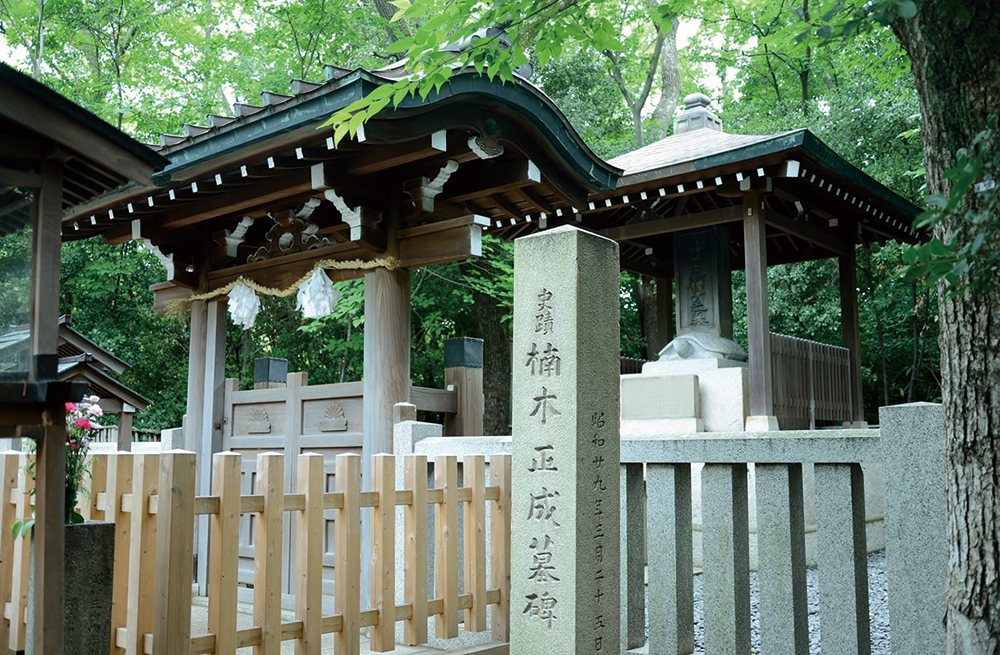 湊川神社-楠公墓碑