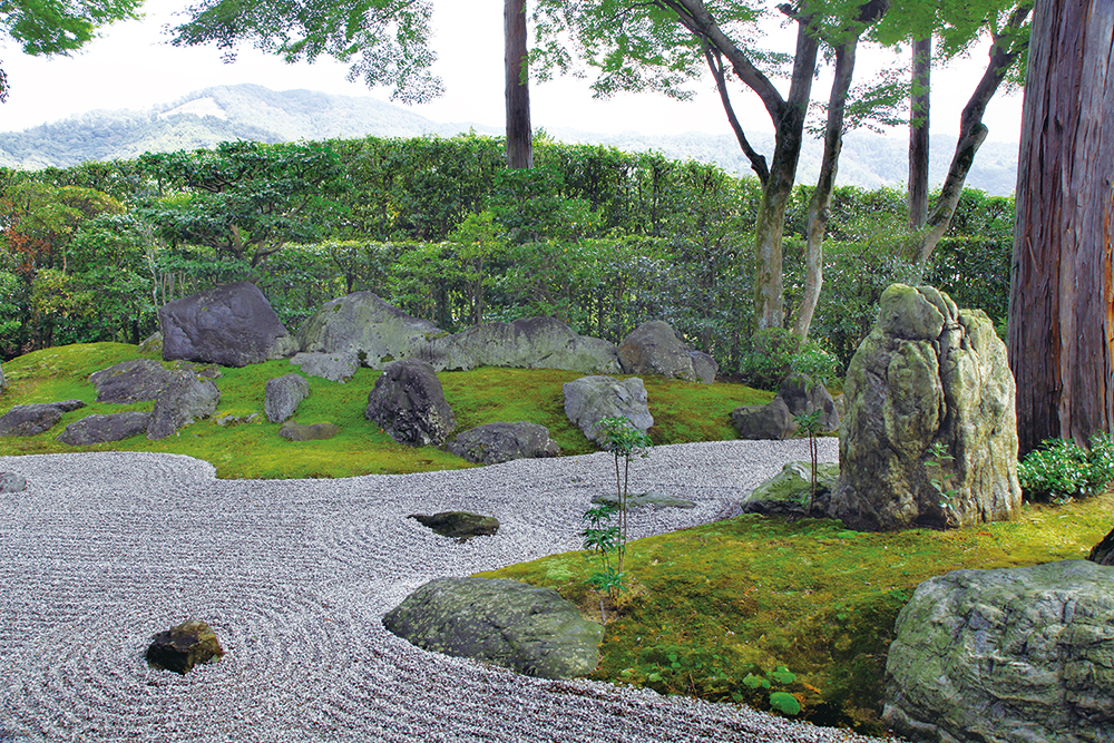 真正極楽寺-涅槃の庭（借景には大文字山）