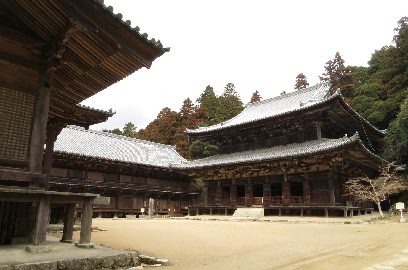 圓教寺-常行堂・食堂・大講堂（左から）