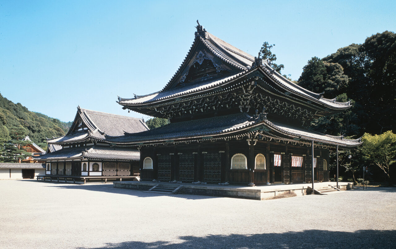 泉涌寺-仏殿（右）と舎利殿