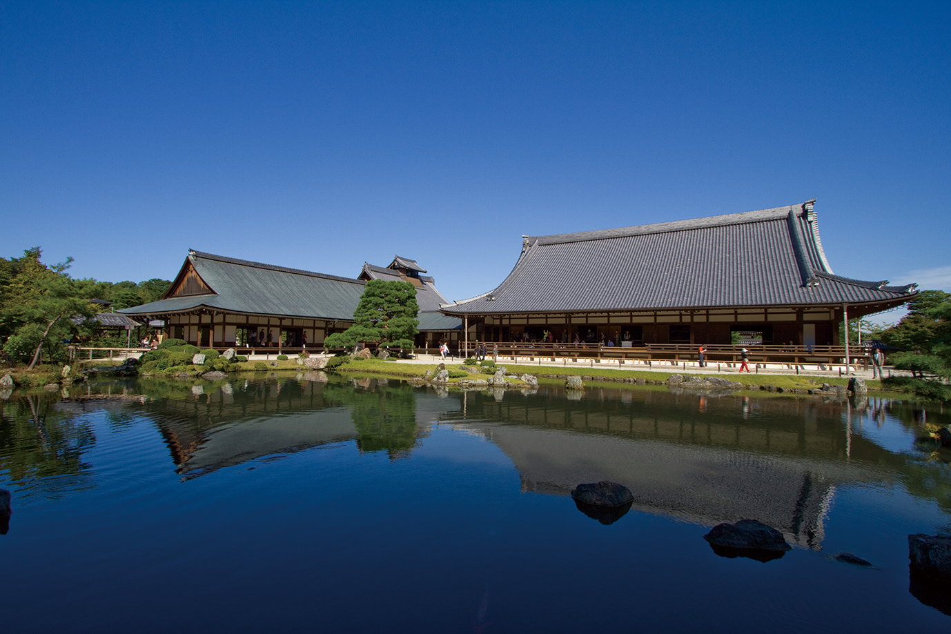 天龍寺-曹源池庭園から大方丈・書院を望む