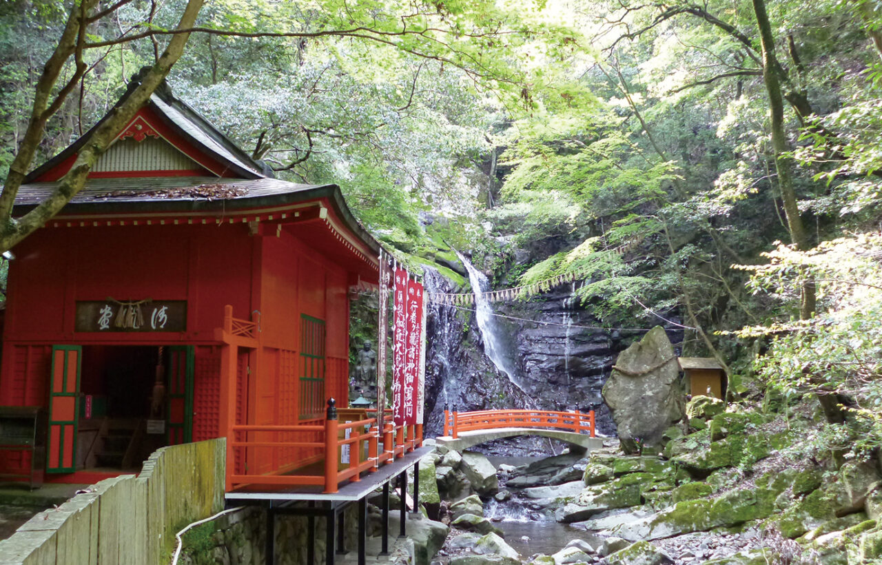 七宝瀧寺-清滝堂と行者の滝