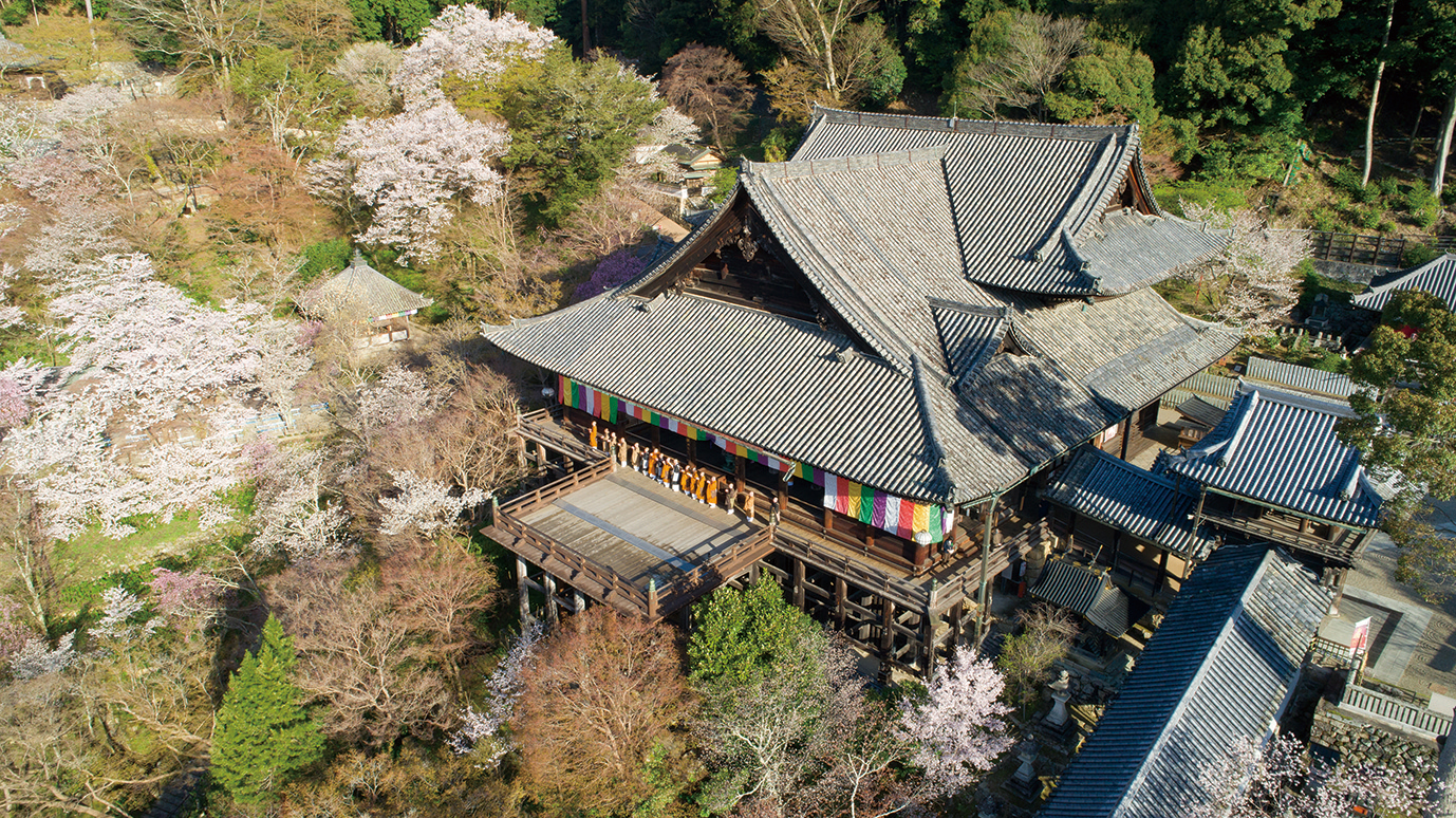 長谷寺-「朝の勤行」本堂にて