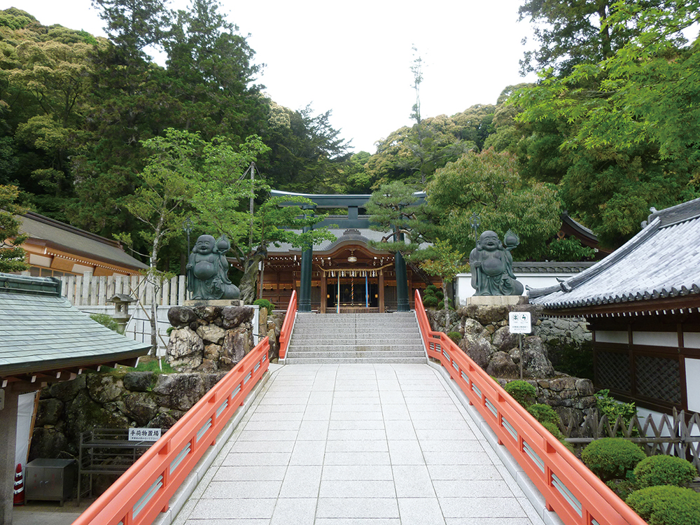 清荒神清澄寺-境内から拝殿を望む