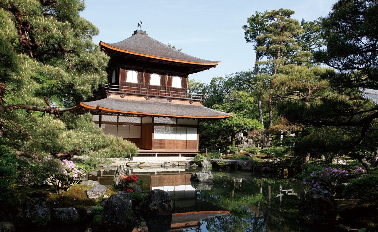 銀閣寺（慈照寺）錦鏡池に映る観音殿（銀閣）