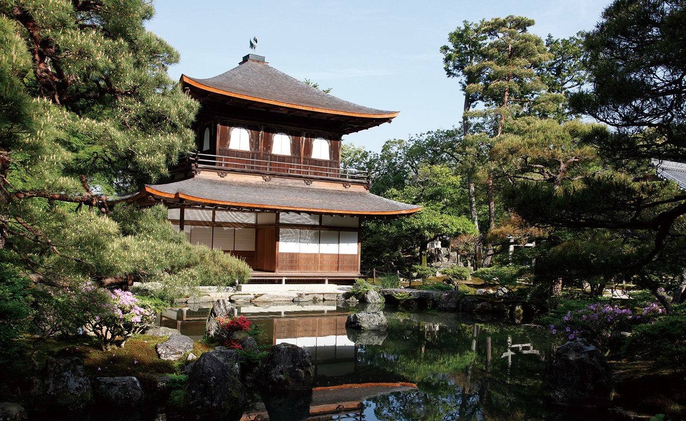 銀閣寺（慈照寺）錦鏡池に映る観音殿（銀閣）