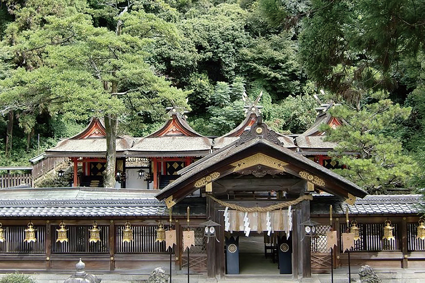 枚岡神社-中門奥に四棟の本殿